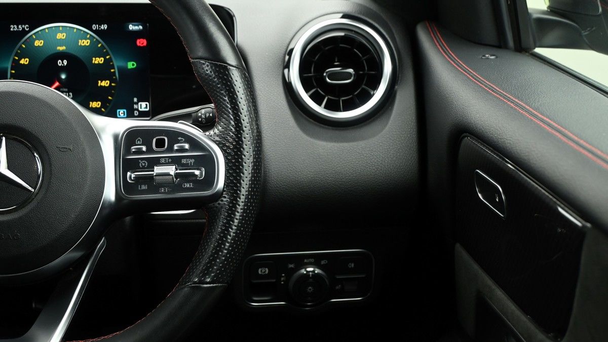 Mercedes-Benz GLB Image 16