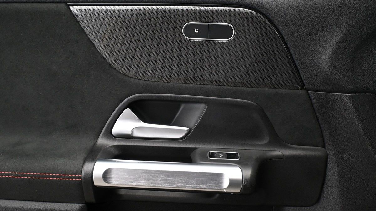 Mercedes-Benz GLB Image 13