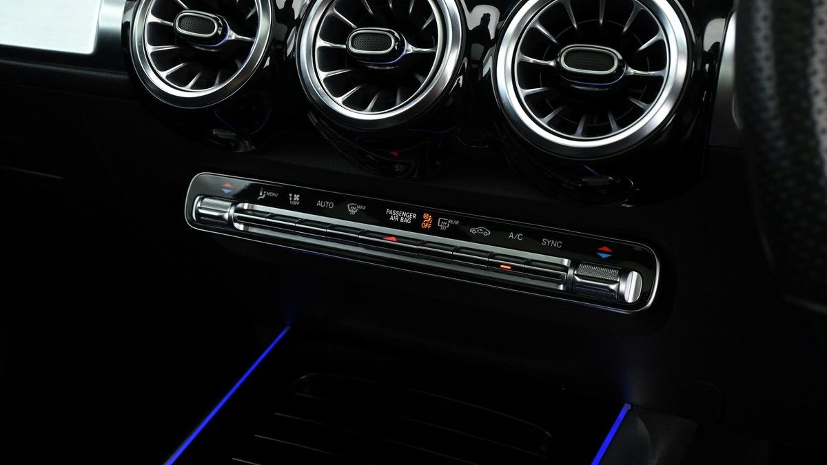 Mercedes-Benz GLB Image 12