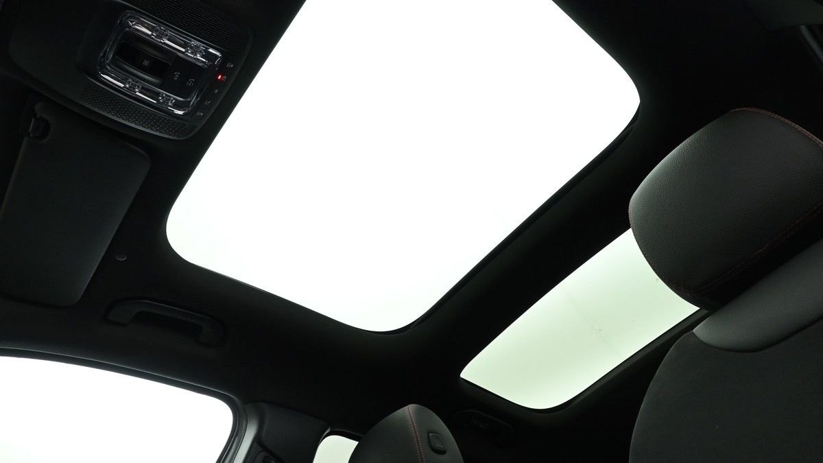 Mercedes-Benz GLB Image 2
