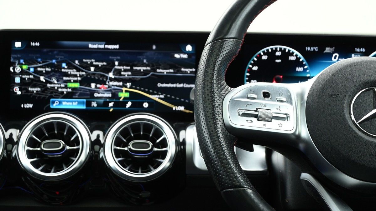 Mercedes-Benz GLB Image 15