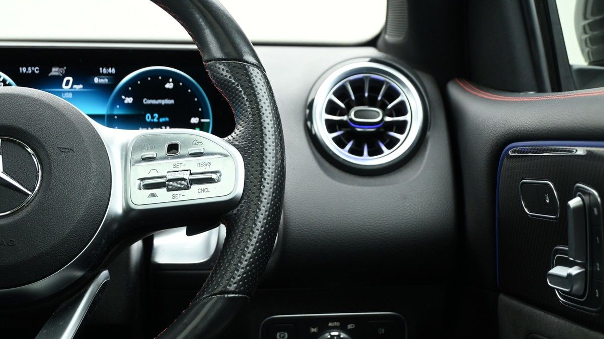 Mercedes-Benz GLB Image 16