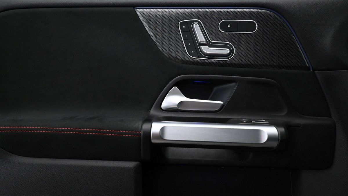 Mercedes-Benz GLB Image 13