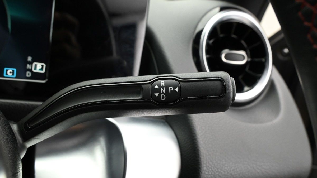 Mercedes-Benz GLB Image 2