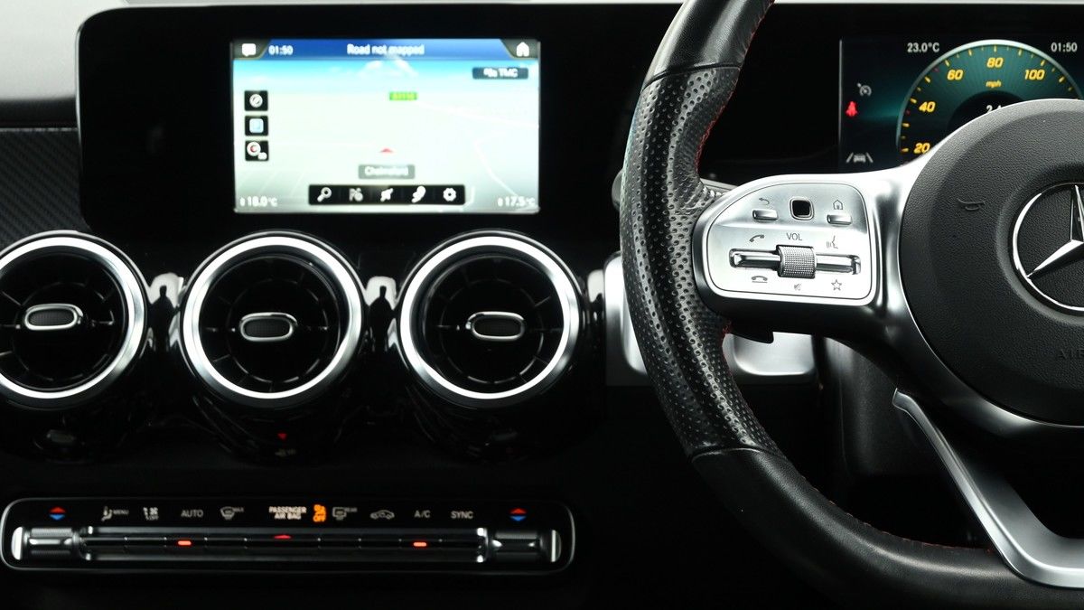 Mercedes-Benz GLB Image 15