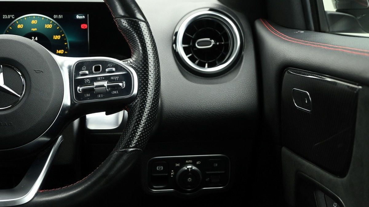 Mercedes-Benz GLB Image 16