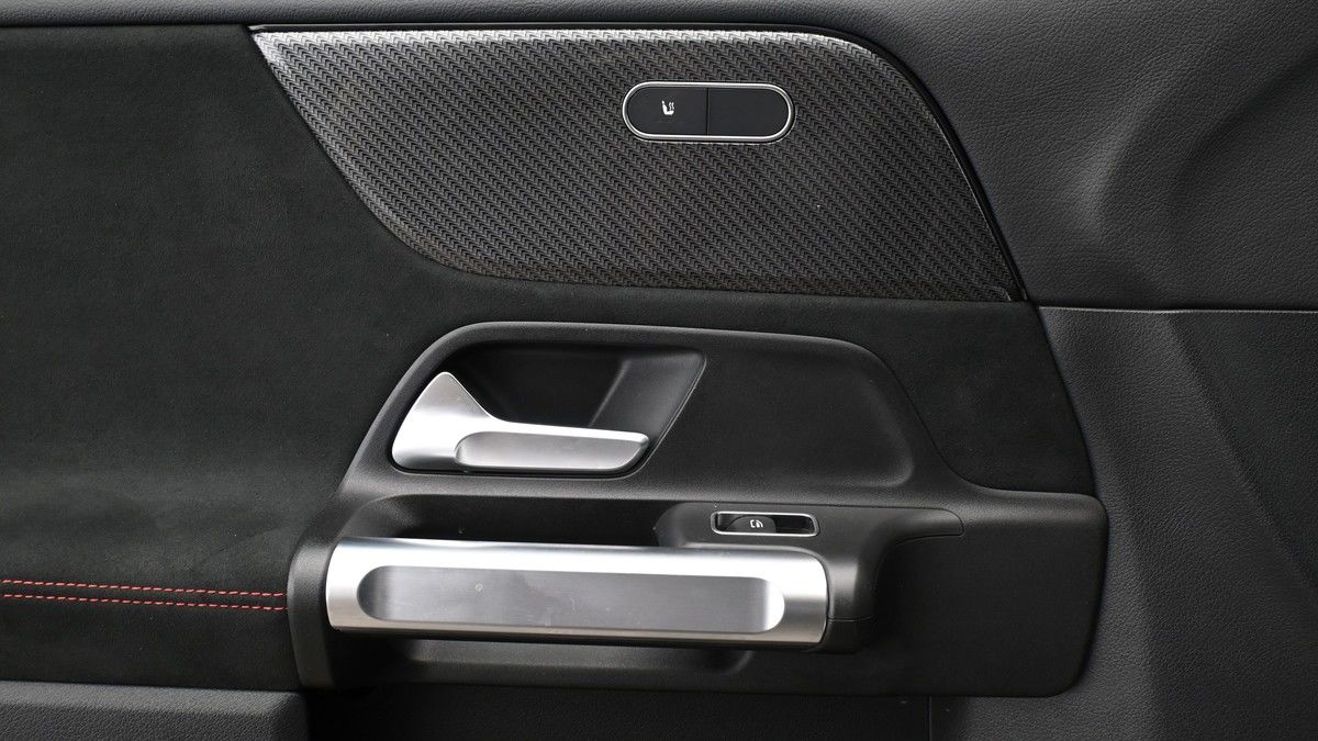 Mercedes-Benz GLB Image 13