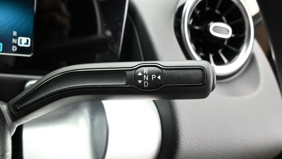 Mercedes-Benz GLB Image 2