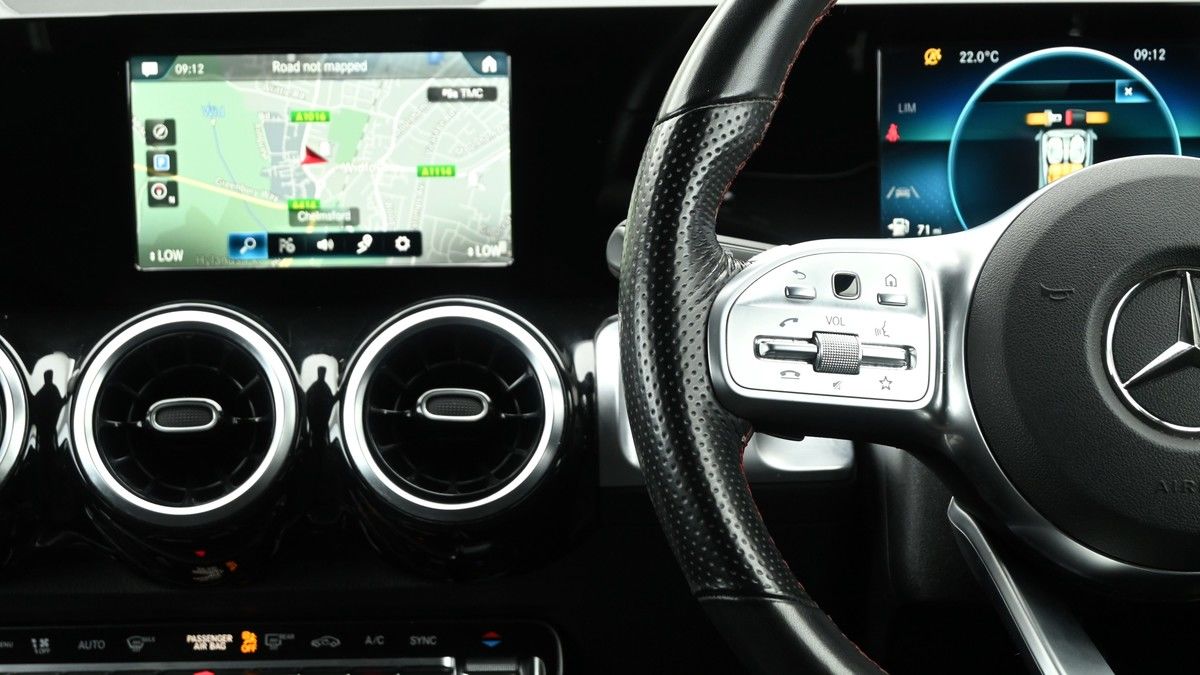 Mercedes-Benz GLB Image 15
