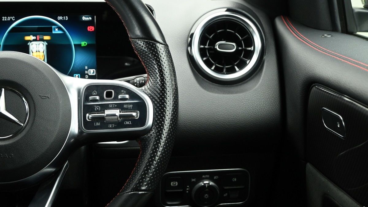 Mercedes-Benz GLB Image 16