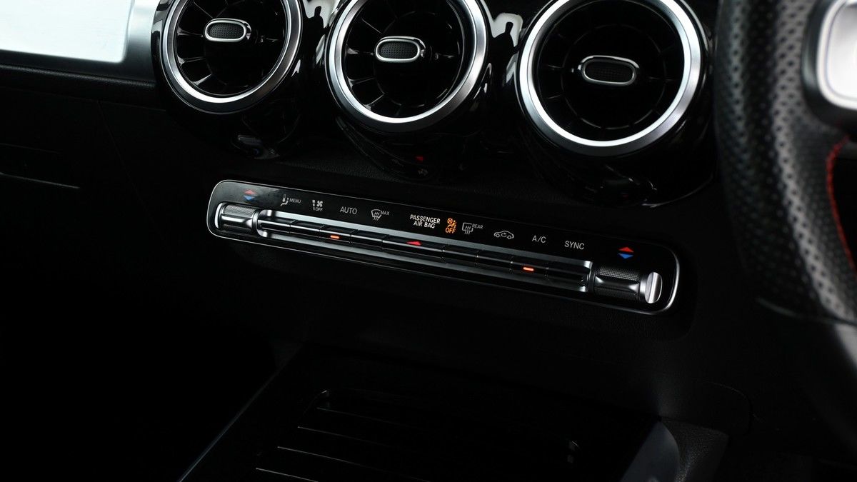 Mercedes-Benz GLB Image 12