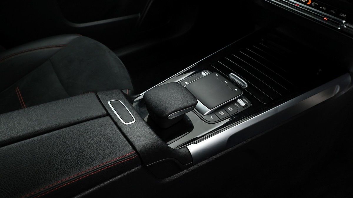 Mercedes-Benz GLB Image 2