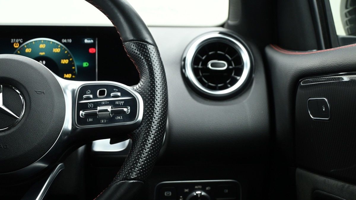 Mercedes-Benz GLB Image 16