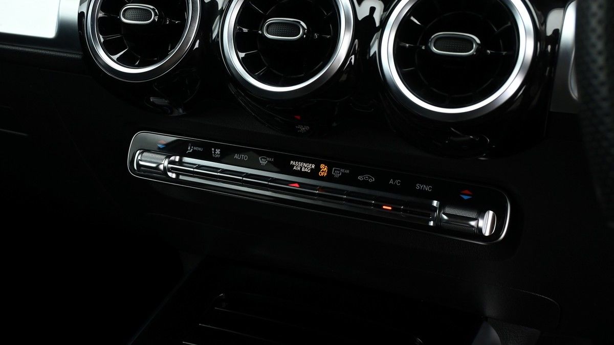 Mercedes-Benz GLB Image 11