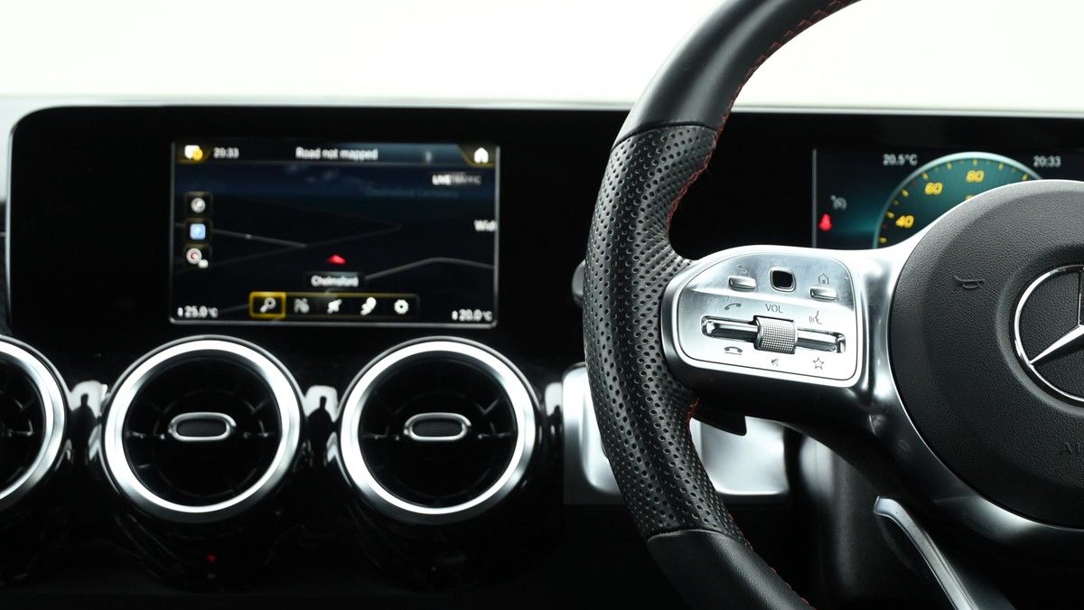 Mercedes-Benz GLB Image 14