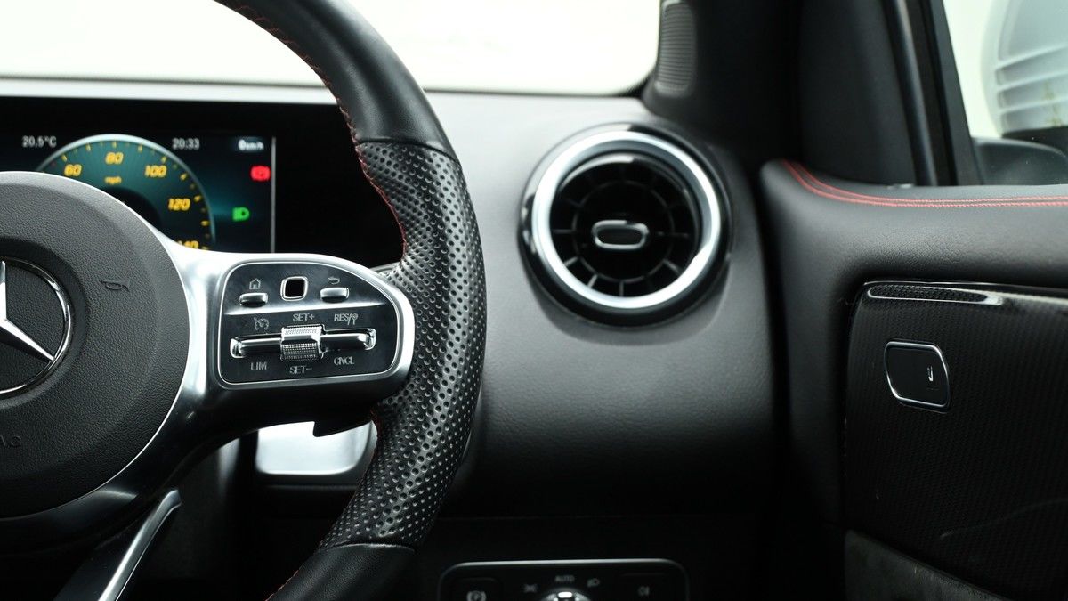 Mercedes-Benz GLB Image 15