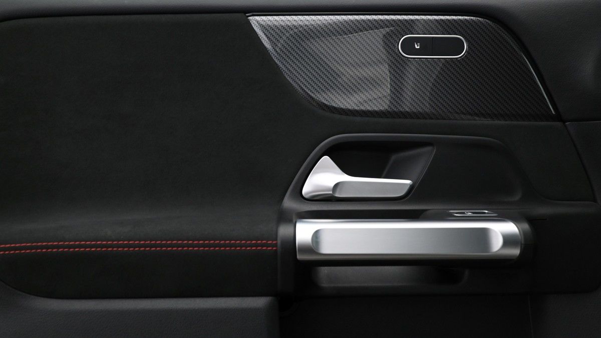Mercedes-Benz GLB Image 12