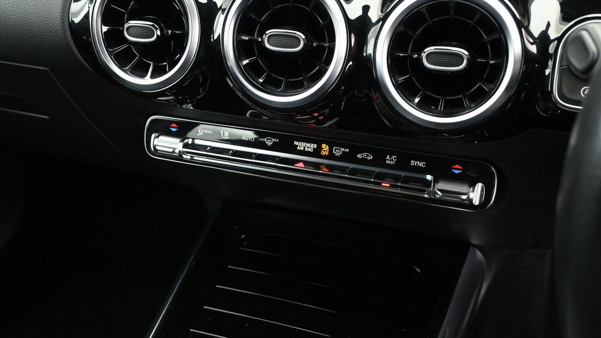 Mercedes-Benz GLA Image 12