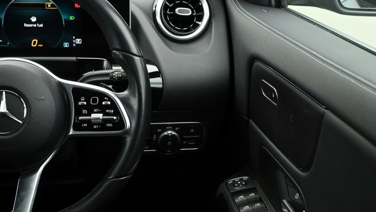 Mercedes-Benz GLA Image 16