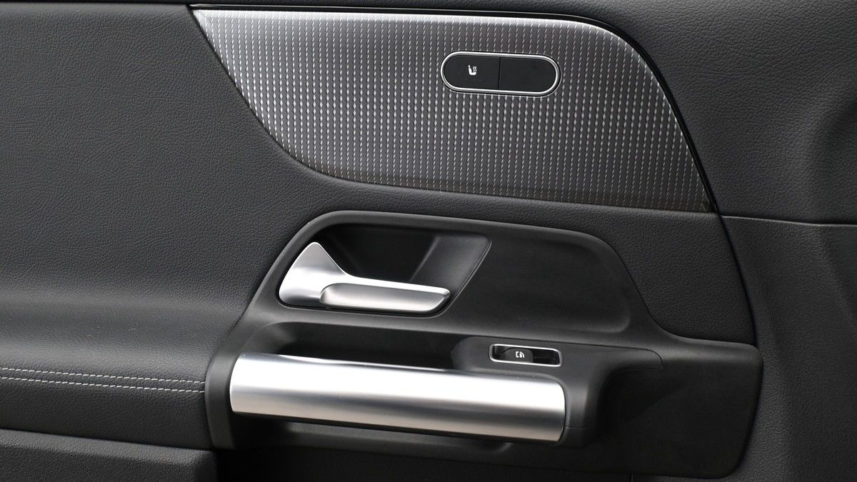 Mercedes-Benz GLA Image 13