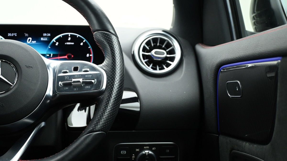 Mercedes-Benz GLA Image 15