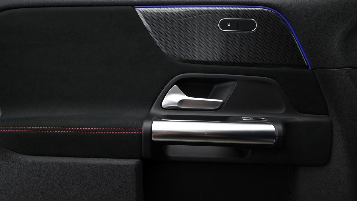 Mercedes-Benz GLA Image 12