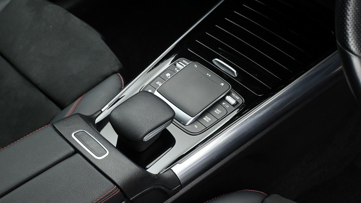 Mercedes-Benz GLA Image 2