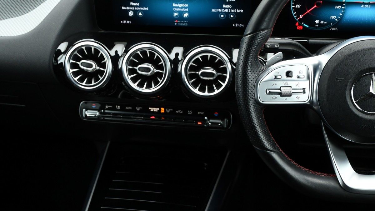 Mercedes-Benz GLA Image 15