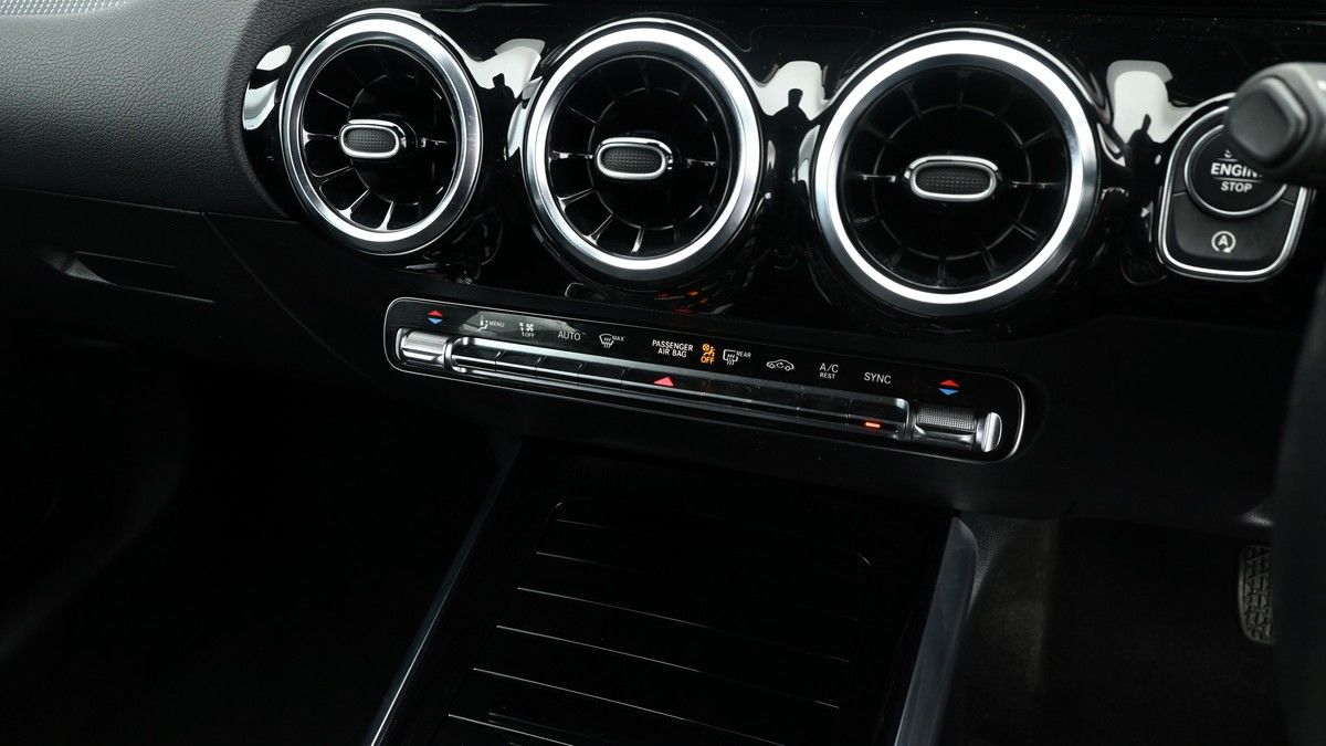 Mercedes-Benz GLA Image 12