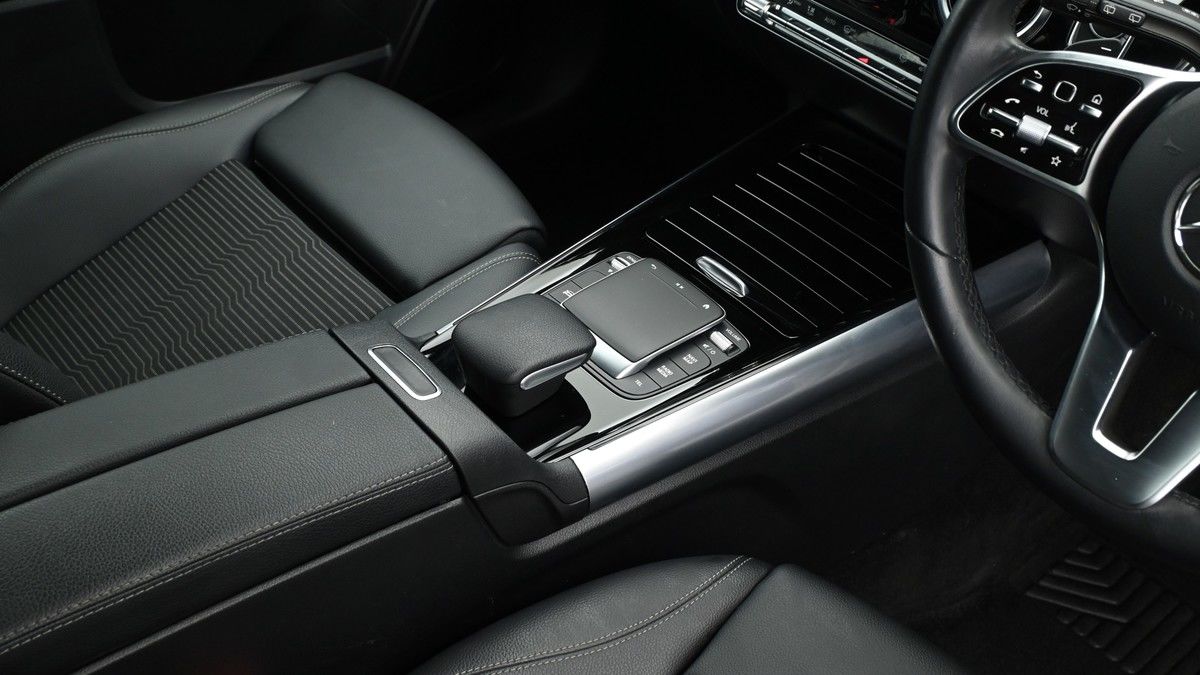 Mercedes-Benz GLA Image 2