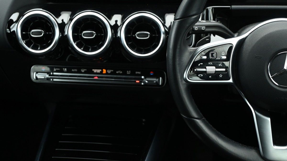 Mercedes-Benz GLA Image 15