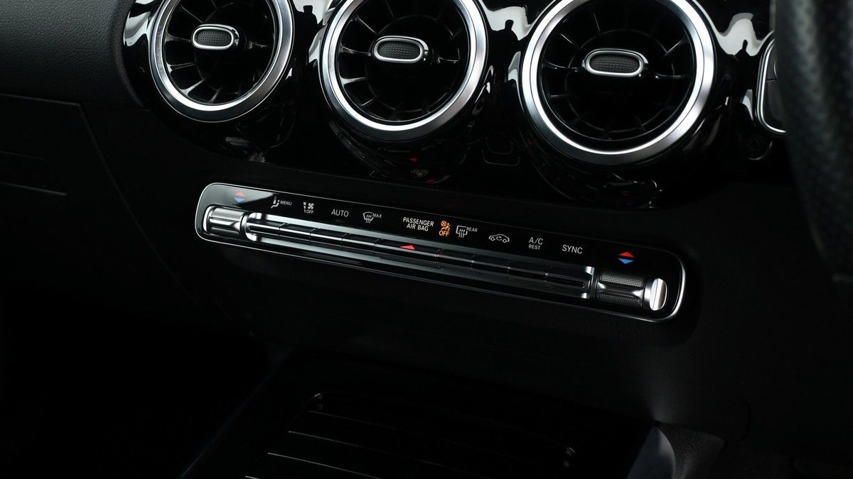 Mercedes-Benz GLA Image 11