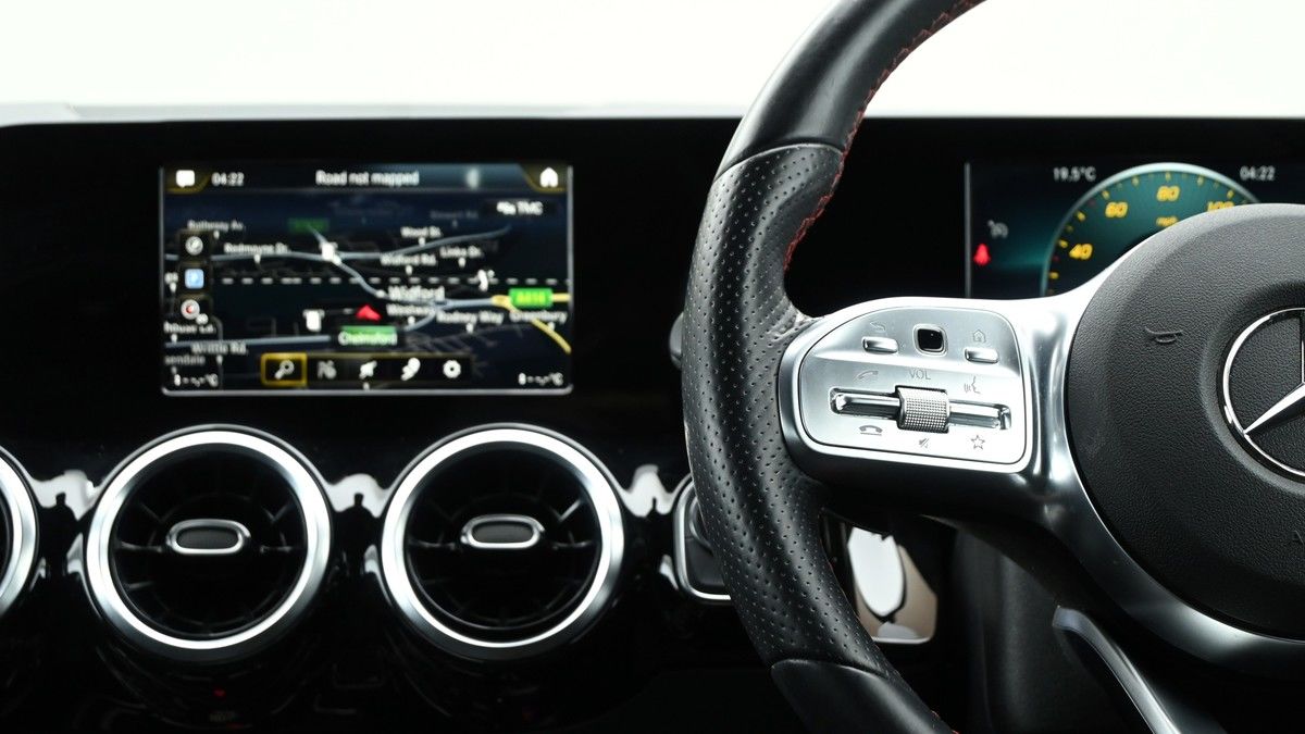 Mercedes-Benz GLA Image 14