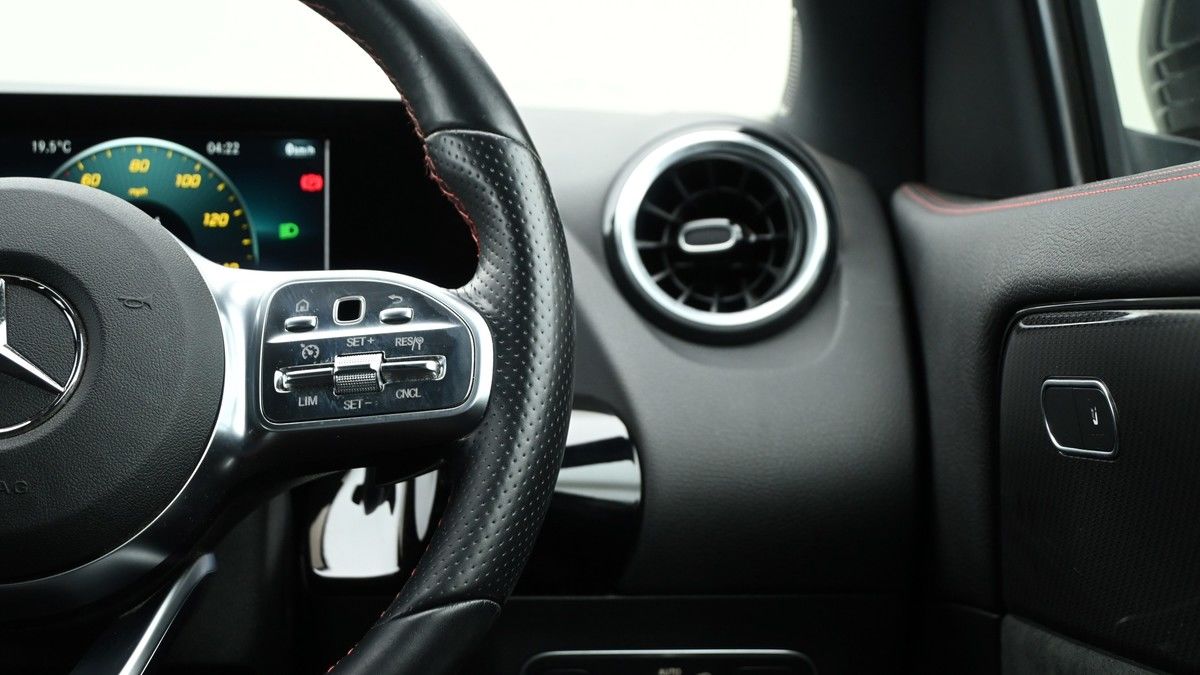 Mercedes-Benz GLA Image 15