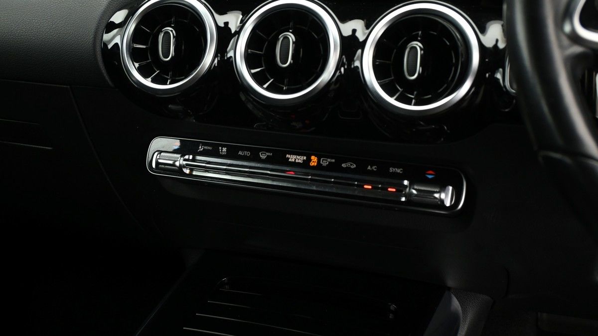 Mercedes-Benz GLA Image 11