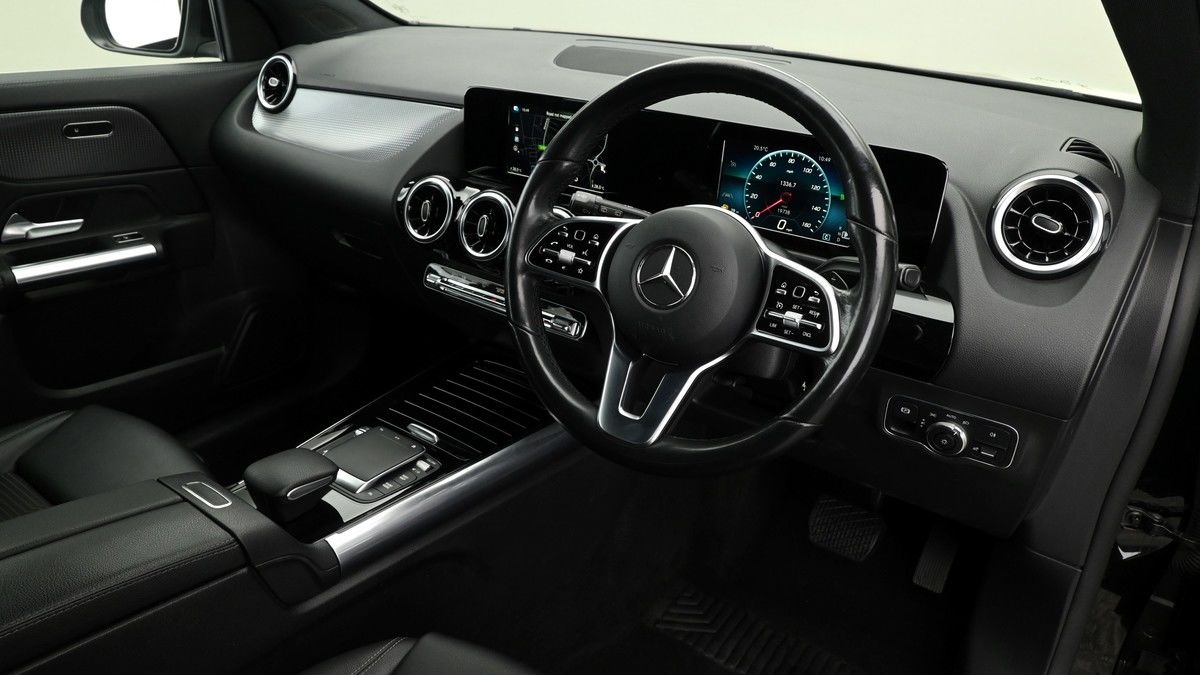 Mercedes-Benz GLA Image 2