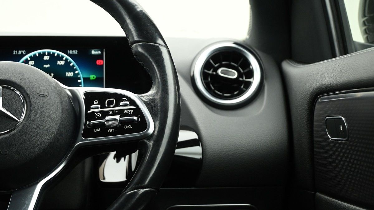Mercedes-Benz GLA Image 15