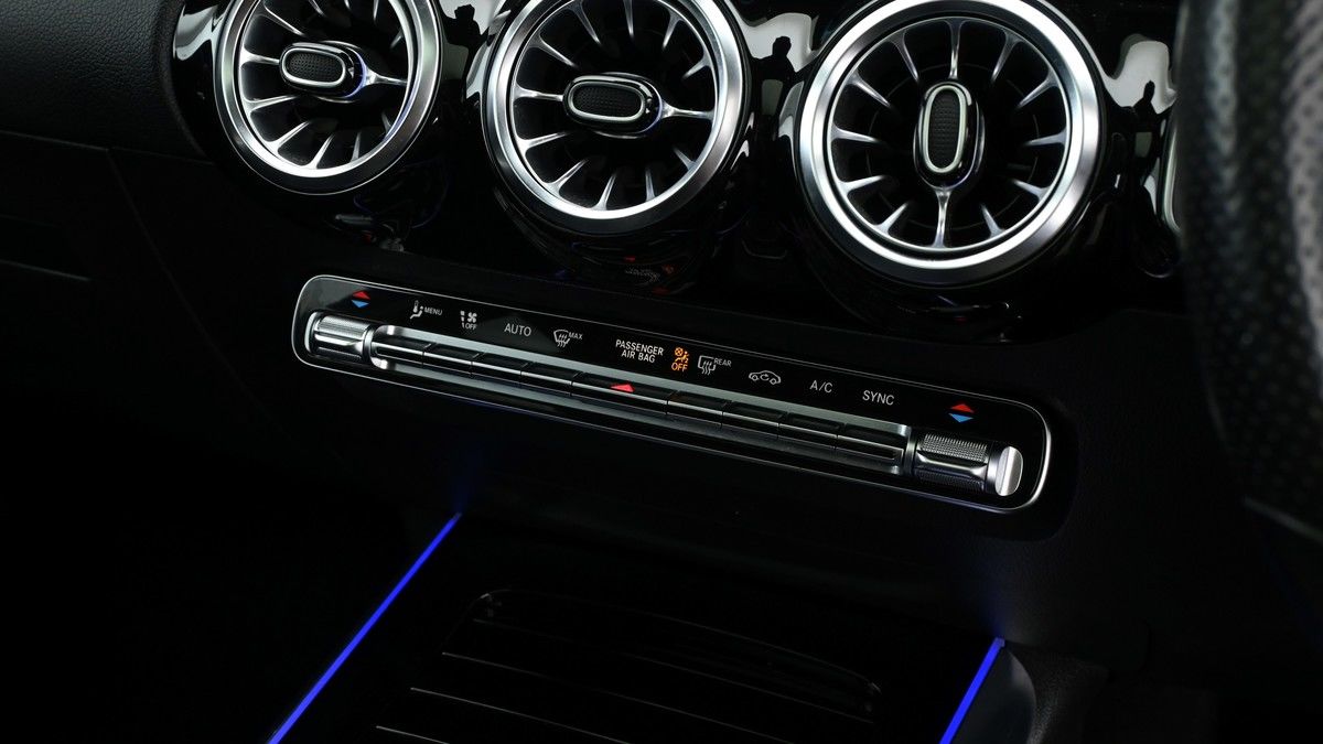 Mercedes-Benz GLA Image 12