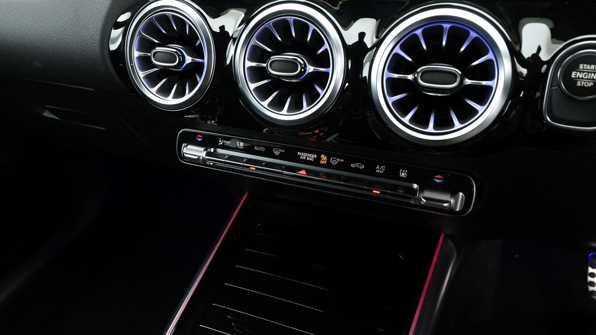 Mercedes-Benz GLA Image 12