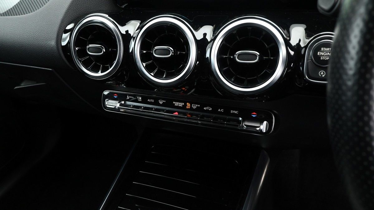 Mercedes-Benz GLA Image 11