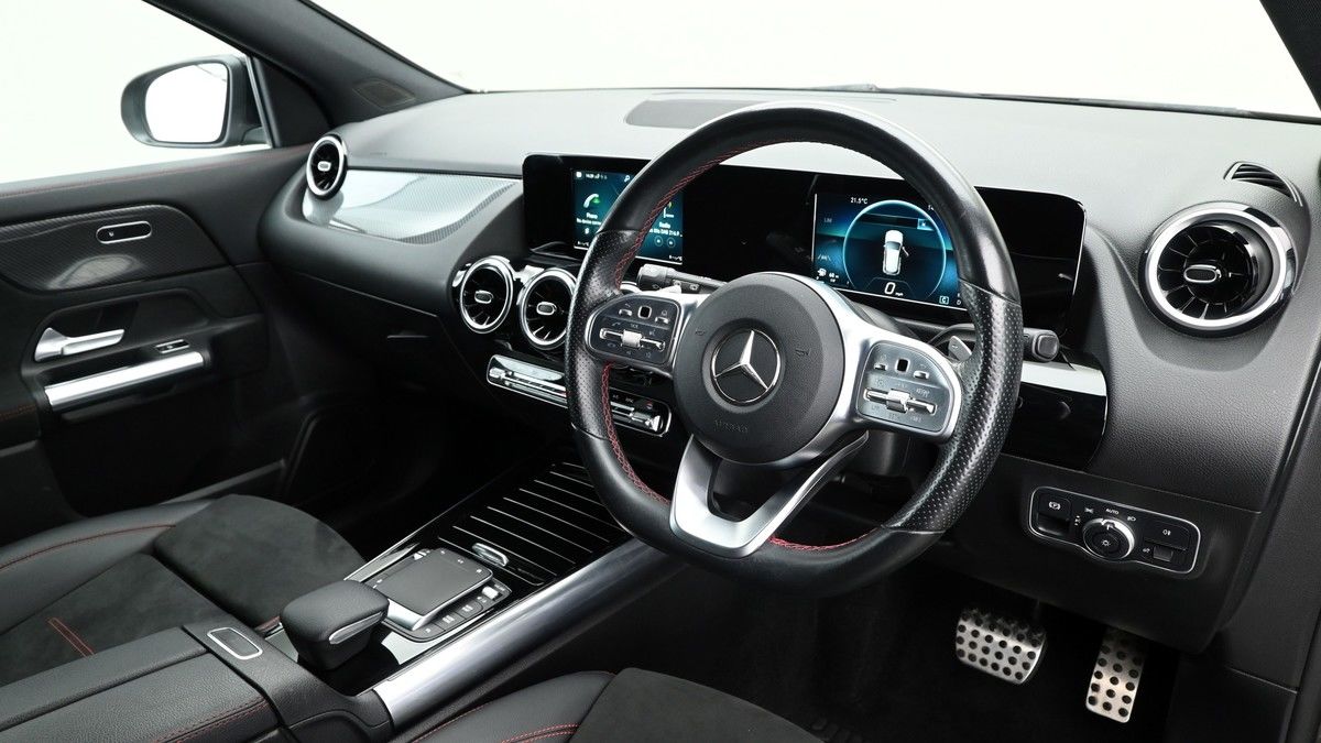 Mercedes-Benz GLA Image 2
