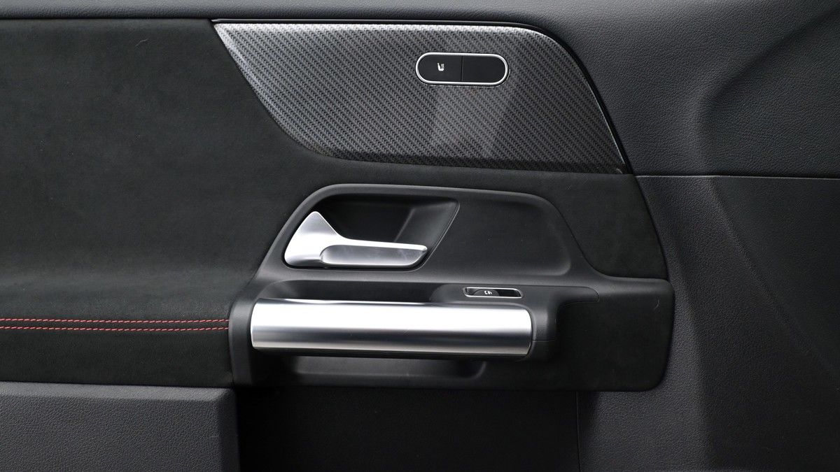 Mercedes-Benz GLA Image 12