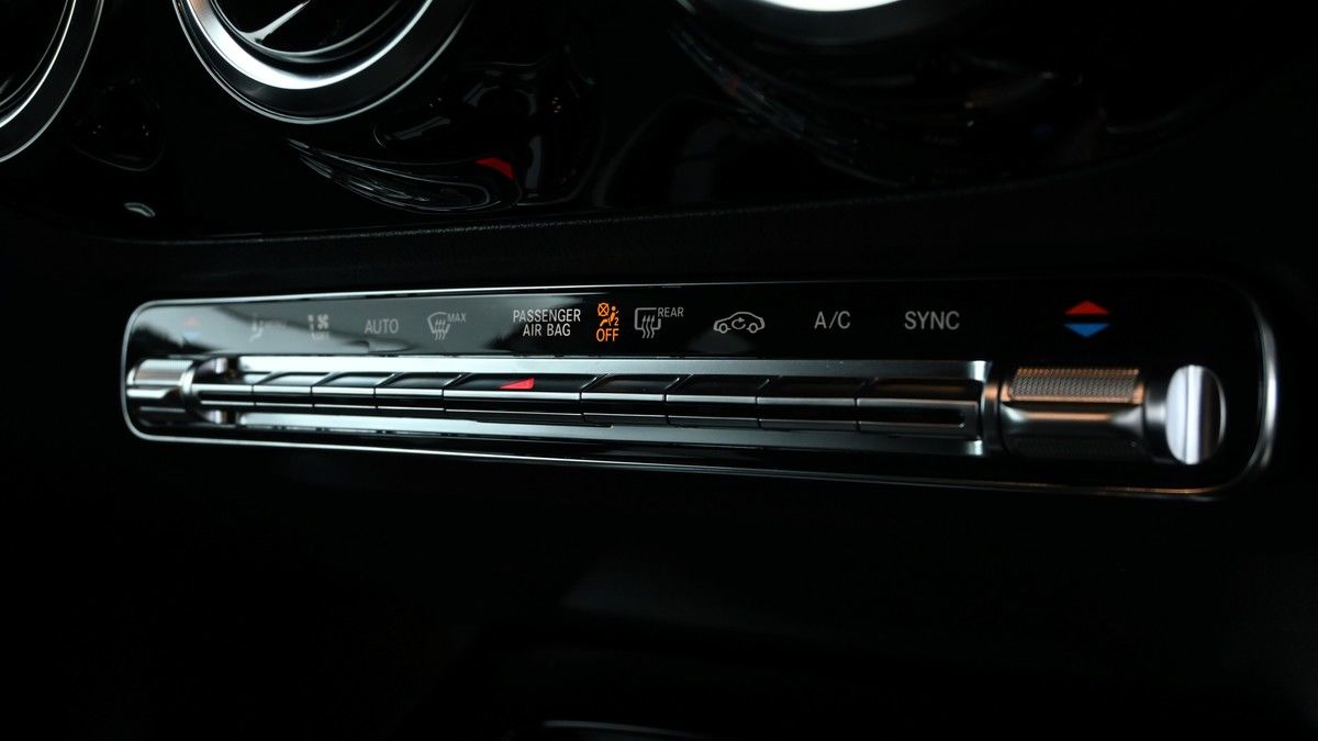 Mercedes-Benz GLA Image 12