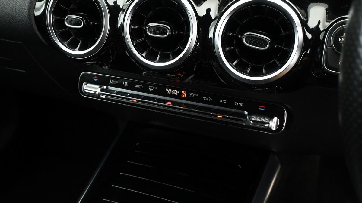 Mercedes-Benz GLA Image 12