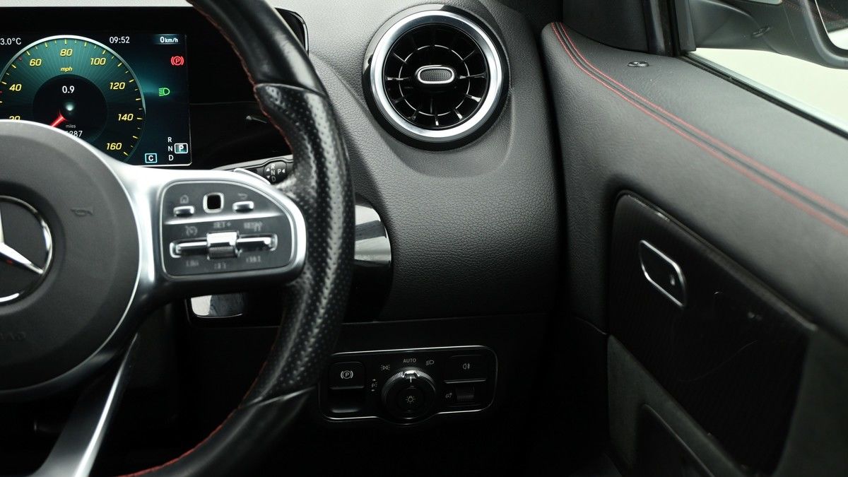 Mercedes-Benz GLA Image 16
