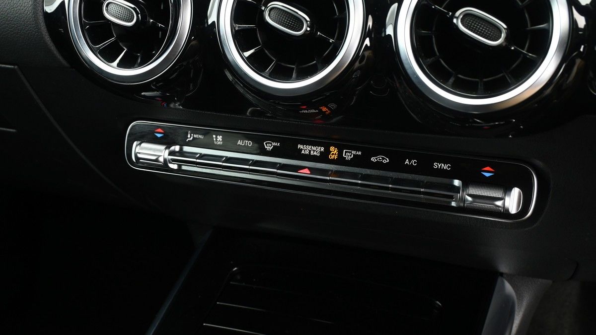 Mercedes-Benz GLA Image 12