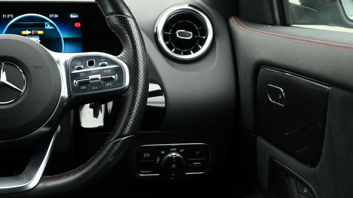 Mercedes-Benz GLA Image 16