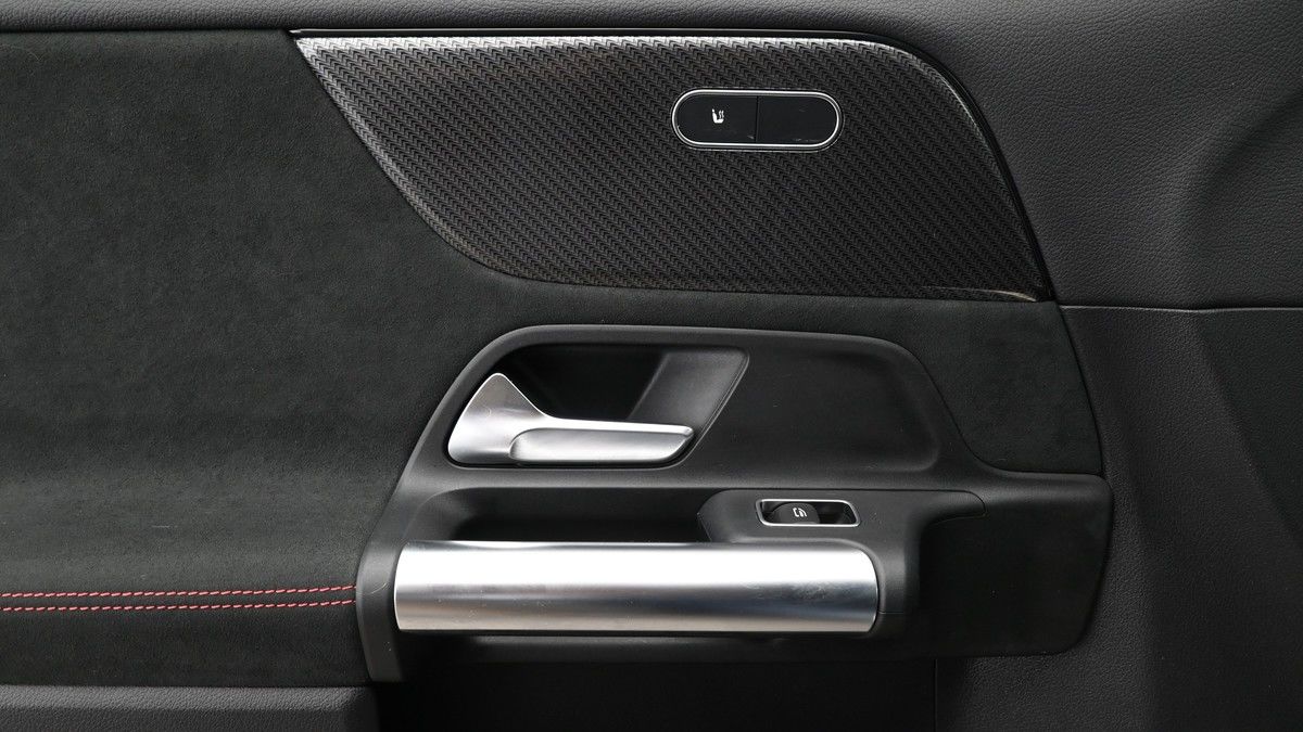 Mercedes-Benz GLA Image 13