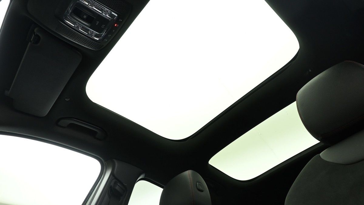 Mercedes-Benz GLA Image 2