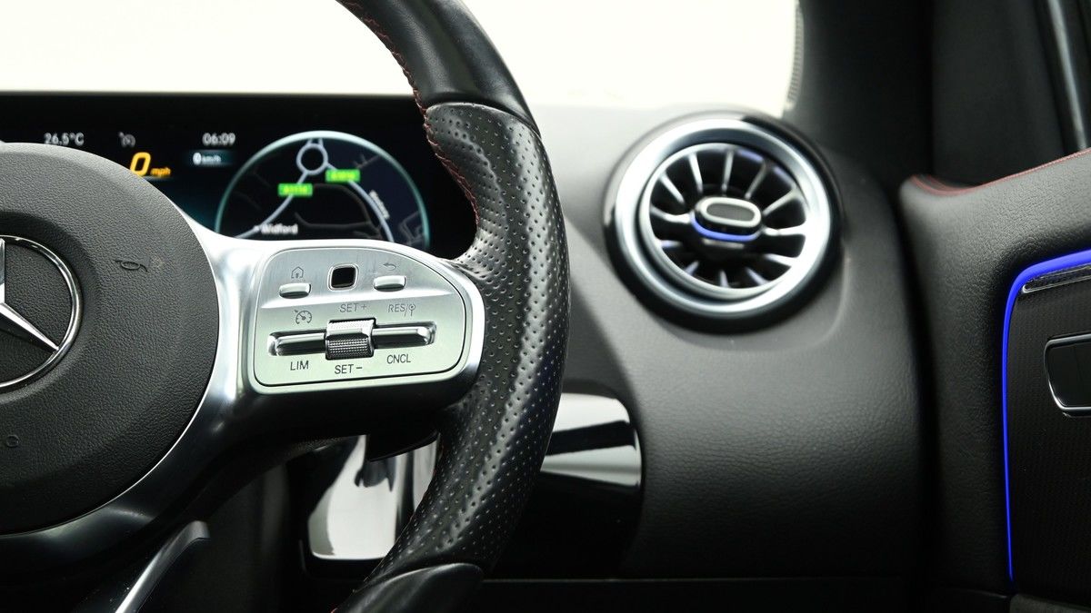 Mercedes-Benz GLA Image 16